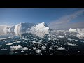 Documental con impresionantes imágenes que habla de las consecuencias del comportamiento humano en el equilibrio ecológico del planeta.Please if you want to help to spread the message, copy this link and insert it in your blog, web or what ever...http://www.youtube.com/watch?v=FitwSS...Thank you. La propuesta de este film es sencilla pero contundente. La raza humana nos hemos convertido en una plaga para la Tierra. No tenemos ningún depredador que nos controle con lo que hay una clara superpoblación. Mientras tanto, los políticos nos hablan del cambio climático (porque no les queda más remedio y seguramente porque alguno habrá honrado), pero pocos lo hacen de la superpoblación y es quizás un problema mucho mayor.La Tierra está superpoblada, especialmente en algunas zonas, faltan los recursos más básicos para la supervivencia, como es el empleo, la vivienda y la alimentación, así como otros imprescindibles como es el acceso al agua potable.Sin embargo, la frivolidad se impone y siguen primando unos valores que estimulan principalmente al consumo de cosas inútiles. En el film se hace una advertencia: o controlamos la natalidad o todo irá a peor. No se trata de distribuir lo que hay ya que aunque lo hagamos bien, estamos explotando en exceso los recursos de la Tierra, por ejemplo en los océanos en donde hemos diezmado la población de peces.Todo está conectado y la acción del hombre en un determinado nivel afecta a todos los demás en otro lugar. Hay que empezar a ser más conscientes de la importancia de cuidar nuestra única casa no vaya a ser que nos quedemos en la calle. A ver, pongámoslo en perspectiva: la Tierra no tiene ningún problema. La Tierra sin el hombre se repoblaría en unos 200 años sin ningún problema (hay un documental sobre esto:http://www.youtube.com/watch?v=rDHOis...Somos nosotros los que tenemos un problema, ya que si no controlamos el crecimiento y el mal desarrollo que llevamos lo vamos a pasar mal o lo va a pasar malmucha gente (los ricos de momento no, pero también les llegará su hora cuando el caos sea incontenible).Francamente, la acción de determinadas personas, organismos, gobiernos y multinacionales está dejando mucho que desear y deberíamos ser más severos con ellos ahora que tenemos herramientas como internet para denunciar todos estos abusos. Mis respetos por ONGs como Greenpeace que están luchando activamente por estas causas:http://www.greenpeace.org/espana/http://www.ayudaenaccion.org/Ahora hay una campaña contra el Algarrobico en España, un hotel que han fabricado en la costa de forma vergonzosa y que sale en el documental al final. Este vídeo puede ser utilizado dentro de un módulo de educación medioambiental con el objetivo de concienciar y sensibilizar a las personas de la necesidad de tomar medidas inmediatas de forma activa para luchar contra el deterioro medioambiental en el mundo.El planeta está conectado y lo que se hace en un sitio afecta a todos los demás.Especialmente recomendable para utilizar en el segundo y tercer ciclo de Primaria.Más recursos sobre Calentamiento Global:http://es.wikipedia.org/wiki/Calentam...Sinopsis: Las personas tienen una enorme influencia en el estado de conservación y calidad medio ambiental que hay en el planeta. Muchas de las cosas que hacemos están ya pasándonos factura con lo que hay que hacer caso de las advertencias medioambientales.Agradezco que te tomes la molestia en verlo y agradeceré críticas, comentarios o lo que queráis poner. También si alguien está interesado en poner una anotación que me lo diga. Este canal está abierto a todos los que quieran hacer algo por el medio ambiente.Se ha contado en esta ocasión de un elenco de excelentes profesionales de la fotografía que aparecen en títulos al final de la película. Por ello, encontrarás impresionantes fotos de ciudades, islas, fábricas, e incluso, una de mis favoritas, una excelente foto de una simple rosa que refleja la fragilidad de la Tierra en estos momentos.AGRADECIMIENTOSSudhanshu Goswami