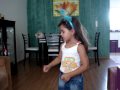 Manoela cantando canção de Natal