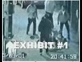Una discusion entre unos jovenes y dos policias (o tal vez guardias de seguridad) desencadena en una espectacular paliza cuando uno de los policias saca una porra extensible telescopica. Nada mas sacarla los jovenes se abalanzan sobre ellos y les dan un buen repaso. Posteriormente se dan el piro lentamente aunque uno de ellos es fulminado por uno de los maderos con un spray de defensa.