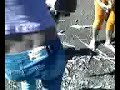 Mozao depenando um frango pro almoço ....