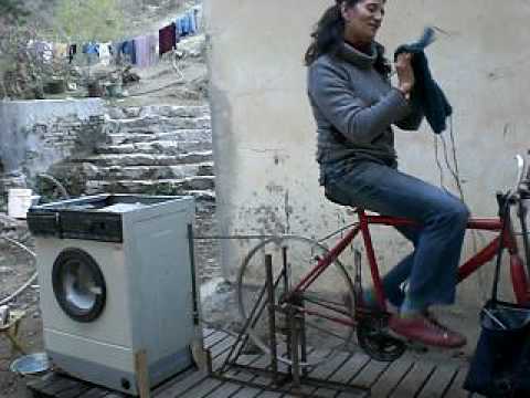 Una lavatrice a pedali Una lavatrice a pedali
