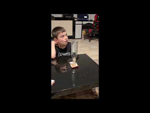 Syn wygrywa z ojcem 10 euro. Jego mina jest bezcenna