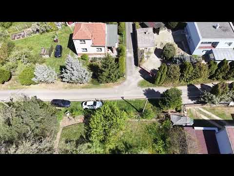 Video Stavební pozemek 1 090 m² s výhledem na zámek a skalním útvarem v zádech