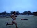 fubol en calzones bajo la nieve