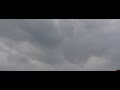 Een vogel vliegt in onstuimige wind. Een vogel vliegt in onstuimige wind.