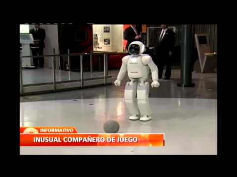 Obama juega fútbol con el robot Asimo en su visita a Japón