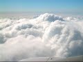 Muziek van Reinhard Mey, met foto's gemaakt tijdens onze vlucht van Dublin naar Brussel.Tekst:Wind Nord/Ost Startbahn null drei,Bis hier hör' ich die Motoren.Wie ein Pfeil zieht sie vorbei,Und es dröhnt in meinen Ohren,Und der nasse Asphalt bebt.Wie ein Schleier staubt der Regen,Bis sie abhebt und sie schwebtDer Sonne entgegen.Über den Wolken muß die Freiheit wohl grenzenlos sein.Alle Ängste, alle Sorgen, sagt man,Blieben darunter verborgen und dannWürde, was uns groß und wichtig erscheint,Plötzlich nichtig und klein.Ich seh' ihr noch lange nach,Seh' sie die Wolken erklimmen,Bis die Lichter nach und nachGanz im Regengrau verschwimmen.Meine Augen haben schon Jenen winz'gen Punkt verloren.Nur von fern klingt monotonDas Summen der Motoren.Dann ist alles still, ich geh',Regen durchdringt meine Jacke,Irgend jemand kocht KaffeeIn der Luftaufsichtsbaracke.In den Pfützen schwimmt Benzin,Schillernd wie ein Regenbogen.Wolken spiegeln sich darin.Ich wär gern mitgeflogen.
