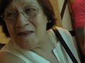 la señora está indignada