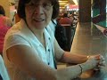 la señora está indignada