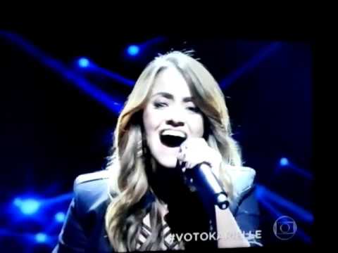 Karielle Gontijo cantando no 'Iluminados 2016'