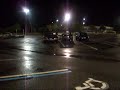 mujer meando en el medio del parking