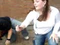 Lauwaa en Finka op een bankje