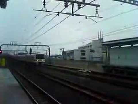 人の温もりの街小田急線梅ヶ丘：動き出した各駅停車を追い越すロマンスカー