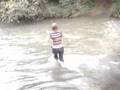 cai na agua capivara