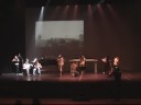 這是魔法詩之夜的表演節目，我們表演其中的一個節目，是取材於羅門先生的兩首詩，都市之死及都市旋律。因為正式表演無法錄影，這是表演前的最後一次的採排。節目介紹城市的樣子 取材：羅門先生的兩首詩：都市之死（PART 1）,都市旋律（PART 2） 時間2007／11／02芝山國小--詩人進校園 時間2007／11／03中山堂---台北詩歌節開幕表演 都市之死 詩：羅門  配樂：謝順慧  影像：蘇文彬.賴興仕朗誦／邱萱.王姵甯.許皓程.張可昀.許庭瑞.李宜彊.翁廷蓁.張瑋麟.張祐瑜鋼琴：劉大羽  中提琴：徐昊妤  Djembe(非洲鼓) ：王力  Doumbek(中東鼓)／林有為都市你造起來的 快要高過上帝的天國了建築物的層次　托住人們的仰視 食物店的陳列　紋刻人們的胃璧 櫥窗閃著季節伶俐的眼色 人們用紙幣選購歲月的容貌 在這裡　腳步是不載運靈魂的 在這裡　神父以聖經遮目睡去 凡是禁地都成為市集 凡是眼睛都成為藍空裡的鷹目 如行車抓住馬路急馳 人們抓住自己的影子急行 在來不及看的變動裡看 在來不及想的迴旋裡想 在不及死的時刻裡死 速度控制著線路　神抓不到話筒 這是忙季　在按鈕與開關之間 都市　你織的網密得使呼吸停止 在車站招喊著旅途的焦急裡 在車胎孕滿道路的疲憊裡 一切不帶阻力地滑下斜坡　衝向末站 誰也不知道太陽在那一天會死去 人們伏在重疊的底片上　再也叫不出自己 看不見眼睛 沒有事物不回到風裡去 如酒宴亡命於一條抹布 假期死在靜止的輪下 都市旋律詩：羅門　曲：李泰祥　編曲：陳依婷   演唱：許皓程.張可昀.許庭瑞.李宜彊.翁廷蓁.張瑋麟.邱萱.王姵甯.張祐瑜伴奏鋼琴：劉大羽  木笛：徐昊妤  非洲鼓 ：王力 中東鼓 ：林有為短裙飛來隻隻鳥　長裙飄來朵朵雲腰不扭動河會死　胸不挺高山會崩眉不畫濃月會暗　唇不塗紅花會謝一滴香水一池春　一個眼波滿海浪 http://tw.myblog.yahoo.com/suezu-xie/article?mid=741&prev=1031&next=327&l=f&fid=9