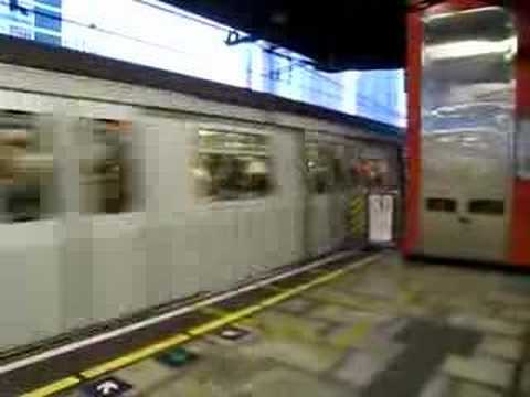 港鐵M-train列車駛離九龍灣站