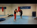 En el sitio en el que entrenaba este ex-campeón del mundo de sanda había el típico chulo de gimnasio retandole y diciendo por ahí que podría con él. Esto es lo que pasó...