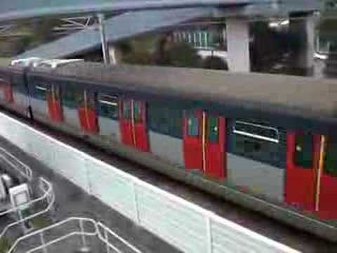 翻新SP-1900列車駛經大埔泰亨拗仔村行人天橋