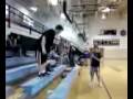 videos de Fat guy jumping off bleachers