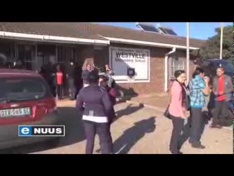 Woedende ouers sluit skole / Angry parents close schools Woedende ouers sluit skole / Angry parents close schools