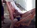 thiago bebendu um balde de agua