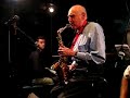 o blogue jazz no pa�s do improviso! (www.jnpdi!) convidou herb geller para um concerto de celebra��o do seu quarto anivers�rio.

este concerto teve lugar no hot clube de portugal, em lisboa, no dia 9 de outubro de 2007, e reuniu herb geller (que regressou a este clube 45 anos depois da sua primeira e �nica actua��o) com m�sicos portugueses ou baseados em portugal.

o quinteto � formado por: herb geller (sax alto), filipe melo (piano), bruno santos (guitarra), demian cabaud (contrabaixo) e bruno pedroso (bateria).