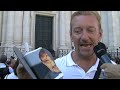 www.ilfattoquotidiano.it | Onorevoli come le cozze, ostinatamente attaccati alle poltrone. I grillini sfilano a Roma, da Piazza Navona a Montecitorio, carichi di cozze. Ognuna contiene l'immagine di un parlamentare. 