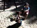 bebe no parke com boneca