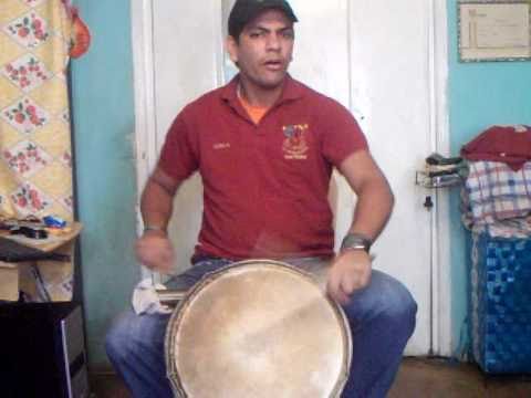ivan tocando tambora y charrak q viva la gaita zuliana ......