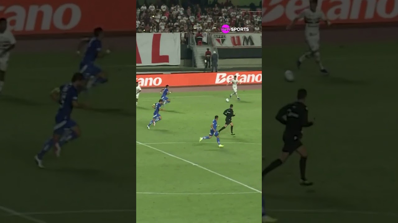 FERREIRINHA TIROU A CAMISA DEPOIS DESSE GOLAÇO! HAT-TRICK DO ATACANTE PELO SÃO PAULO! #shorts