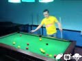 Borracho trata de jugar billar con sus amigos