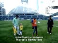 Robinho faz embaixadas com bola de Futebol Americano.