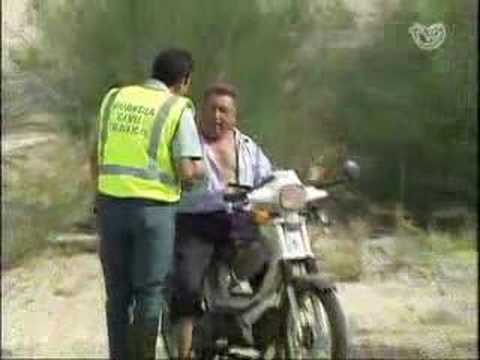 Conductor ciclomotor borracho se cuela en medio de un circuito de rally