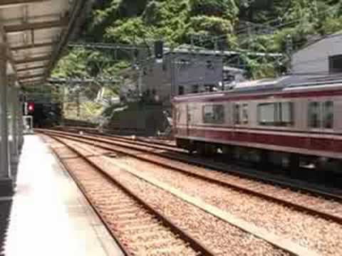 京急新1000形1089編成と600形605編成通過