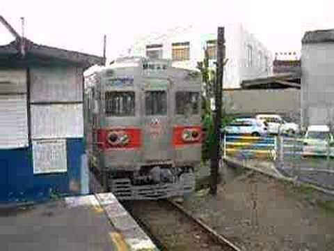 熊本電鉄黒髪町駅を発車する藤崎宮前行き電車