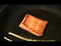 Salmón a la sartén con ajos tiernos y crema de queso y oliva