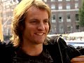 ziggy marly, julian lennon, enrique iglesias, ze hebben ��n ding gemeen:
een beroemde vader en ze kunnen z�lf ook nog eens aardig zingen.
ook de naam joe sumner hoort in dat rijtje.
hij is de zoon van sting
en stond 13 september 2007 in de arena in het voorprogramma van the police.