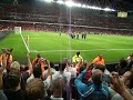 Spelers bedanken na de wedstrijd (Arsenal - FC Twente)