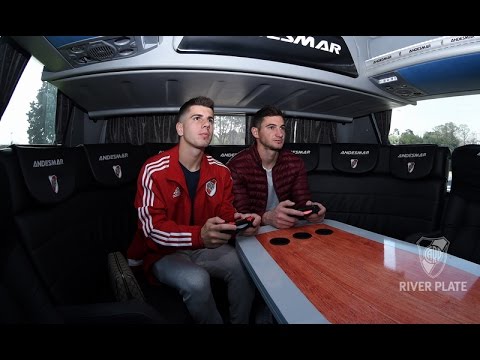 Los jugadores conocieron el nuevo micro Andesmar de River