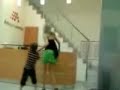 Niño enojado desnuda a su hermana.