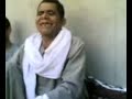 مصري صعيدي يعزف ويُغني بطريقة طريفة