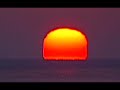 北海道の北東部沿岸などで見られる厳冬期の象徴、四角い太陽。気温と海水温の温度差により生じる蜃気楼現象で、太陽の輪郭が変化するというもの。