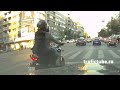 În costum pe motor
