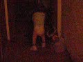 Yago brincando no corredor