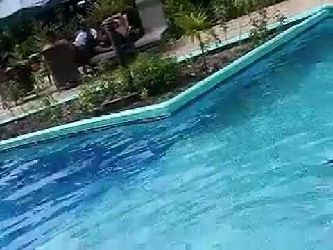 tierrosas - Docente del Colegio de Cahuita socializando con estudiantes. Es el que sostiene a las muchachas.