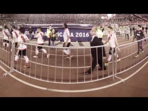 Viví River con los cascos de Realidad Virtual