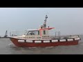 Vlot trekken van een gestrand binnenvaart schip Vlot trekken van een gestrand binnenvaart schip