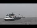 Vlot trekken van een gestrand binnenvaart schip