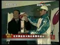 CCTV.com消息(中国新闻)：当地时间8号凌晨4点左右，北京时间8号晚7点左右，运送北京奥运圣火的专机抵达境外传递的第六站--美国旧金山。按照计划，北京奥运圣火将于美国西部时间9号下午1点，也就是北京时间10号凌晨4点，开始在旧金山进行一个半小时的传递。传递活动将从麦科维湾出发，80位火炬手将在近十公里的路程中沿海而行，途经海湾大桥、渔人码头等多个标志性景点，最后到达终点赫尔曼广场。美国国务院发言人麦科马克和旧金山市市长7号分别表示，将为奥运圣火传递提供安全保障，确保火炬平安传递。