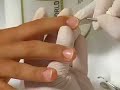 Il trattamento inizia con una limatura naturale dell'unghia; le cuticole vengono spinte con l'apposito attrezzo; soltanto alla fine viene applicata la crema idratante e nutriente. Il trattamento si conclude con l'esecuzione del massaggio distensivo sia della mano che del piede. Per maggiori informazioni sui nostri corsi di manicure, pedicure e ricostruzione unghie visitate il nostro sito: www.beautyworldgroup.com